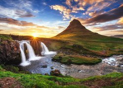 Wodospad Kirkjufellsfoss i góra Kirkjufell w Islandii