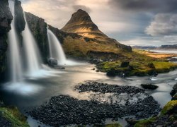 Islandia, Półwysep Snaefellsnes, Góra Kirkjufell, Wodospad Kirkjufellsfoss, Rzeka, Chmury