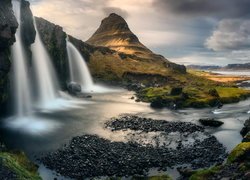 Wodospad Kirkjufellsfoss i góra Kirkjufell nad rzeką