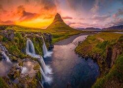 Islandia, Półwysep Snaefellsnes, Góra, Kirkjufell, Wodospady, Rzeka. Zachód słońca