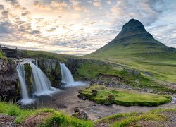 Góra Kirkjufell, Rzeka, Wodospad Kirkjufellsfoss, Wschód słońca, Chmury, Półwysep Snaefellsnes, Islandia