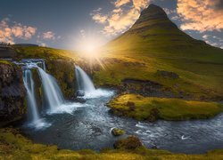 Islandia, Półwysep Snaefellsnes, Góra Kirkjufell, Wodospad Kirkjufellsfoss, Rzeka, Promienie słońca, Chmury