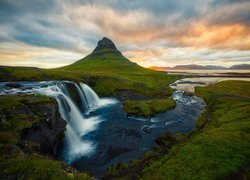  Islandia, Półwysep Snaefellsnes, Wodospad Kirkjufellsfoss, Góra Kirkjufell, Chmury