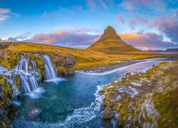 Wodospad Kirkjufellsfoss w okolicy góry Kirkjufell w Islandii