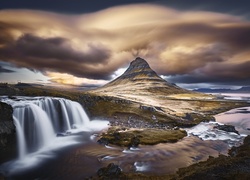 Islandia, Góra Kirkjufell, Wodospad Kirkjufellsfoss, Kamienie