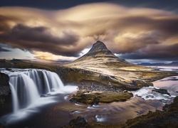 Wodospad Kirkjufellsfoss w pobliżu góry Kirkjufell w Islandii