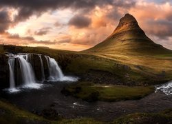 Islandia, Góra Kirkjufell, Wodospad Kirkjufellsfoss, Chmury