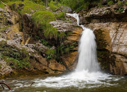 Wodospad Kuhaway Waterfall na skałach