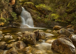 Australia, Park Narodowy Mount Buffalo, Wodospad Ladies Bath Falls, Jeziorko, Kamienie