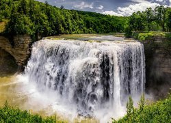 Wodospad Middle Falls w nowojorskim parku miejskim Letchworth Park