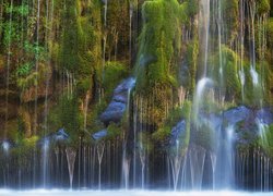 Skały, Omszałe, Kamienie, Zieleń, Wodospad Mossbrae Falls, 
Dunsmuir, Kalifornia, Stany Zjednoczone