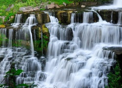 Wodospad na skałach w Chittenango Falls State Park w Nowym Jorku