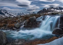 Wodospad na tle gór Jotunheimen w Norwegii