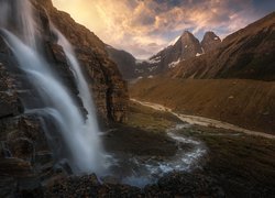 Góry Skaliste, Skały, Wodospad, Rzeka, Chmury, Prowincja Alberta, Kanada