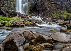 Wodospad Oxararfoss, Park Narodowy Thingvellir, Obszar Þingvellir, Islandia, Rzeka Oxara, Skały, Kamienie, Rośliny