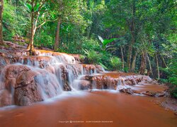 Wodospad Pha Wai na czerwonych skałach w Tajlandii