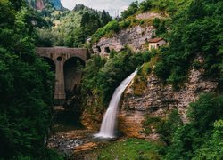 Wodospad Ponte Serra, Góry, Most Ponte Serra, Rzeka Cismon, Skały, Drzewa, Dom, Miejscowość Lamon, Prowincja Belluno, Włochy