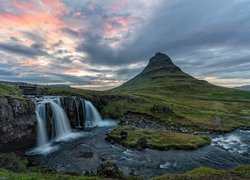 Góra Kirkjufell, Wodospad Kirkjufellsfoss, Rzeka, Chmury, Półwysep Snaefellsnes, Islandia