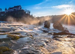 Wodospad Rheinfall i rzeka Ren w promieniach słońca