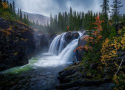 Jesień, Góry, Świerki, Skały, Wodospad Rjukandefossen, Gmina Hemsedal, Norwegia