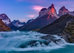 Chile, Patagonia, Park Narodowy Torres del Paine, Rzeka Paine, Wodospad Salto Grande, Góry