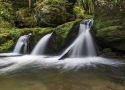 Wodospad Schiessentumpel na szlaku Mullerthal w Luksemburgu