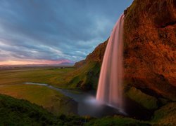 Wodospad Seljalandsfoss i łąki w Islandii