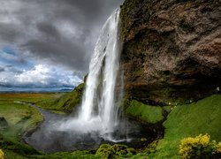 Wodospad Seljalandsfoss na tle ciemnych chmur