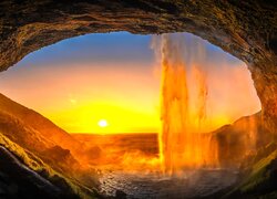 Wodospad Seljalandsfoss w blasku zachodu słońca