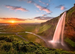 Wodospad Seljalandsfoss w Islandii w promieniach zachodzącego słońca