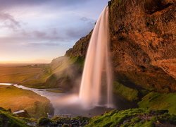 Wodospad Seljalandsfoss wpadający do rzeki