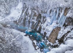 Wodospad Shirahige Waterfall zimową porą