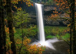 Wodospad South Falls, Skała, Park stanowy Silver Falls, Jesień, Stan Oregon, Stany Zjednoczone