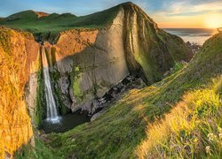 Anglia, Hrabstwo Devon, Góry, Morze, Wybrzeże Hartland, Wodospad, Spekes Mill Mouth Waterfall, Wąwóz, Skały, Roślinność, Wschód słońca