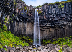 Wodospad Svartifoss na skałach w Parku Narodowym Vatnajokull