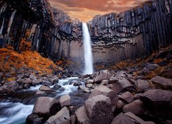 Wodospad Svartifoss w Parku Narodowym Vatnajökull w Islandii