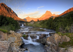 Stany Zjednoczone, Stan Montana, Park Narodowy Glacier, Wodospad Swiftcurrent Falls, Góry, Skały, Drzewa, Rzeka