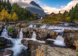 Stany Zjednoczone, Stan Montana, Park Narodowy Glacier, Wodospad, Swiftcurrent Falls, Góry, Skały, Drzewa, Jesień, Rzeka