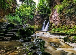 Wodospad Tine de Conflens w kantonie Vaud