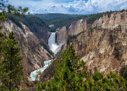 Górny, Wodospad, Upper Yellowstone River Falls, Drzewa, Góry, Rzeka Yellowstone, Park Narodowy Yellowstone, Drzewa, Stan Wyoming, Stany Zjednoczone