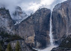 Góry, Drzewa, Mgła, Chmury, Skały, Wodospad, Upper Yosemite Falls, Park Narodowy Yosemite, Kalifornia, Stany Zjednoczone