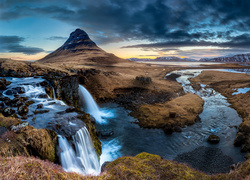 Wodospad w Islandii z górą Kirkjufell w tle