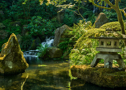 Wodospad w ogrodzie japońskim w Portland w stanie Oregon