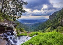 Australia, Queensland, Park Narodowy Lamington, Góry, Wzgórze O Reilly, Wodospad Morans Falls, Drzewa, Chmury