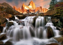 Wodospad w Parku Narodowym Los Glaciers z widokiem na szczyt Fitz Roy