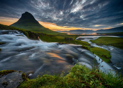 Wodospad w pobliżu góry Kirkjufell w Islandii