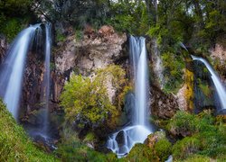 Wodospad Rifle Falls, Omszałe, Skały, Drzewa, Trawa, Park miejski, Rifle Falls State Park, Kolorado, Stany Zjednoczone