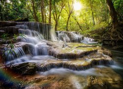 Wodospad kaskadowy, Skały, Drzewa, Las, Park Huai Mae Khamin Waterfall, Prowincja Kanchanaburi, Tajlandia