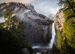 Stany Zjednoczone, Stan Kalifornia, Park Narodowy Yosemite,  Wodospad Yosemite, Góry