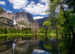 Park Narodowy Yosemite, Góry, Sierra Nevada, Wodospad Yosemite, Zielone, Drzewa, Rzeka, Kalifornia, Stany Zjednoczone